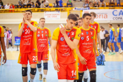 <p><a href="https://heraldodiariodesoria.elmundo.es/articulo/deportes/rio-duero-planta-cara-guaguas-vuelve-perder/20230430203512365170.html">El equipo celeste también cae en el segundo partido de la final</a>, pero <strong>obliga a los canarios a desplegar su mejor juego</strong> al vencer en el primer set.</p>

<p><strong>Guaguas lo tiene todo a su favor para ser campeón</strong> y únicamente una catástrofe le negaría el torneo de la regularidad. </p>

<p>FOTÓGRAFO: MARIO TEJEDOR</p>