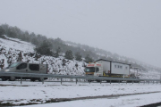 Vehículos en la A-67, en el límite de Palencia con Cantabria-ICAL