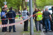 Agentes de policía aseguran el lugar donde ha sido abatido el agresor, este jueves, en Berlín.-AFP / JULIAN STAEHLE
