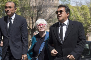 El exvicepresidente Rafael Yuste, la viuda de Armand Carabén y Joan Laporta.-JORDI COTRINA