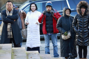 Un grupo de personas espera frente a la Corte Suprema de Vancúver durante la vista celebrada contra Meng Wanzhou.-AFP