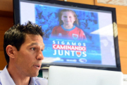 Javier del Pino en la presentación de la campaña de abonos para la temporada 2017-2018 con la imagen del vídeo promocional al fondo.-Álvaro Martínez