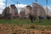 Las fuertes precipitaciones nos dejan imágenes como éstas, en las que se puede observar las inundaciones de Garray, el buen estado de la Ciudad del Medio Ambiente -con la excepción de su potabilizadora-, la presa de Buitrago soltando agua a buen ritmo y 'La Toba' de Fuentetoba. Las imágenes se han tomado a lo largo de los días 31 de marzo, 1 y 2 de abril.