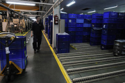 Trabajadores en la planta de Fico Mirrors en Soria. /V.G.-