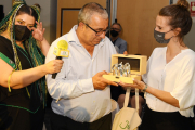 Julio Silverio recogiendo el galardón.-HDS