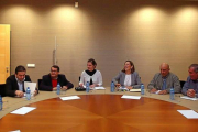La consejera de Agricultura en la reunión con los miembros de la Mesa de La Leche y los portavoces parlamentarios.-ICAL