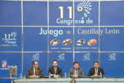 Clausura del XI Congreso de Juego de Castilla y León por parte del director general de Ordenación del Juego del Ministerio de Hacienda y Administraciones Públicas, Carlos Hernández (2ºI); del director general de Ordenación del Territorio y Administración -Ical