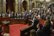 Minuto de silencio en el Parlament en homenaje a las víctimas del accidente de Germanwings, el pasado 15 de abril.-Foto: FERRAN SENDRA