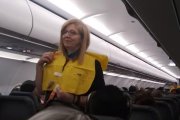 Captura del vídeo de la divertida explicación de la tripulación de un vuelo.-YOUTUBE