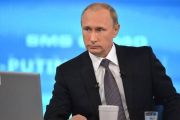 Putin responde por televisión a las preguntas de los ciudadanos, este jueves en Moscú.-Foto :   RIA NOVOSTI / ALEXEI DRUGINYN