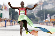 El keniano Kipchoge al cruzar victorioso la línea de meta del maratón de Río.-EFE / DIEGO AZUBEL