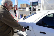 Un conductor repostando en una gasolinera soriana. / V.G. -