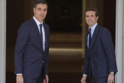 Pedro Sánchez recibe a Pablo Casado en la Moncloa-JOSÉ LUIS ROCA