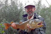 Jesús Ignacio Nogales, presidente de Pro Hucho, con un ejemplar capturado esta primavera en el Tormes.-L. FUENTE
