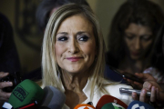 La presidenta regional Cristina Cifuentes responde a los medios a su llegada para comparecer en la comision de investigacion por corrupcion de la Asamblea de Madrid sobre los contratos de adjudicacion de la cafeteria del Parlamento en 2009 y 201-EFE / EMILIO NARANJO