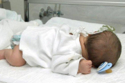 Un bebé ingresado en un hospital.-ENRIQUE ALONSO (EFE)