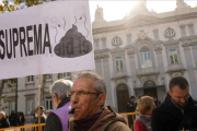 Protesta ante las puertas del Tribunal Supremo hace unos días por la decisión de este tribunal sobre el pago del impuesto de las hipotecas.-JOSÉ LUIS ROCA