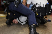 Un manifestante es detenido en Mongkok, el distrito comercial de Hong Kong.-Foto: REUTERS / BOBBY YIP