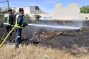 Los bomberos de la capital durante una intervención. / ÁLVARO MARTÍNEZ-