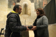 Un familiar recogiendo una placa de recuerdo-ANA HERNANDO