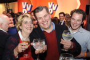 Miembros del equipo de Rutte celebran su victoria en las elecciones.-AP / PATRICK POST