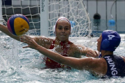eatriz Ortiz (i) de España ante Hanna Kisteleki (d) de Hungría durante el partido de waterpolo de los Juegos Olímpicos Río.-EFE / ELVIRA URQUIJO