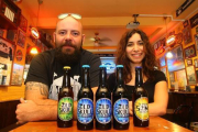 Los creadores de la cerveza artesana 'Old Skull', Roberto Prieto y Pamela Coelho, junto a su nueva creación de cerveza negra.-César Sánchez / ICAL