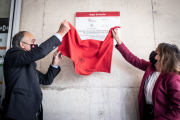 Antonio Largo y Rocío Lucas descubren la placa conmemorativa en el Campus.-Gonzalo Monteseguro