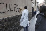 Un trabajador borra una pintada en el muro del colegio de los Maristas de Sants-Les Corts, tras estallar el escándalo de pederastia en el centro.-JULIO CARBÓ