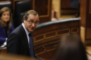 El ministro de Sanidad, Asuntos Sociales e Igualdad, Alfonso Alonso, en el Congreso.-Foto: AGUSTÍN CATALÁN