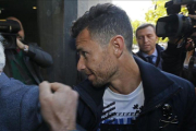Rubén Castro entra este miércoles en los juzgados de Sevilla.-EFE / JOSÉ MANUEL VIDAL