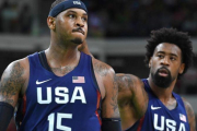 Carmelo Anthony, delante de DeAndre Jordan, celebra una de sus decisivas canastas.-AFP / MARK RALSTON