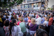 Concentración de repulsa por el asesinato ayer por la tarde en Soria, con asistencia de familiares de la víctima. G. MONTESEGURO