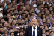 Zinedine Zidane durante el Clásico en un Santiago Bernabéu abarrotado.-AFP