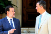 Mariano Rajoy y Felipe VI, en la reunión que mantuvieron en Marivent el 8 de agosto del 2014, la primera para el jefe del Estado que había subido al trono dos meses antes.-EFE / BALLESTEROS