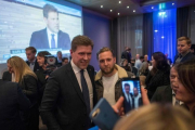 El líder del Partido de la Independencia, Bjarni Benidiksson, celebra su victoria electoral en el Gran Hotel de Reykjavik.-AFP / HALLDOR KOLBEINS