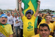 Seguidores de Bolsonaro se preparan para la toma de posesión de Bolsonaro en Brasilia.-REUTERS