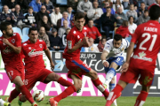 Jaime Romero dispara ante una maraña de jugadores del Numancia.-Área 11