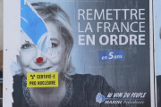Un cartel electoral de Marine Le Pen en Marsella en el que alguién ha añadido un adhesivo en el que se lee "cretificado: pronuclear".-AP / CLAUDE PARIS