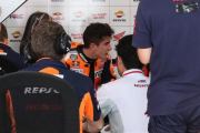 El tricampeón de MotoGP, el catalán Marc Márquez (Honda), conversa hoy con su equipo técnico las sensaciones que le transmite la moto.-ALEJANDRO CERESUELA