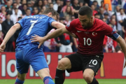 Rakitic y Arda, cara a cara, en el partido entre Croacia y Turquía.-EFE / ABEDIN TAHERKENAREH