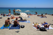 Bañistas en una playa.-RICARD CUGAT