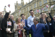 Nigel Farage, líder del UKIP, celebra la victoria con sus seguidores en Londres.-REUTERS
