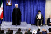 El líder supremo iraní, Ali Jamenei, sentado a la derecha, escucha el discurso del presidente del país, Hasán Rohaní, el martes en Teherán.-AFP / HO KHAMENEI