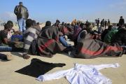 Migrantes en Libia tras ser rescatados en alta mar.-EFE