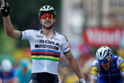 Sagan gana la tercera etapa del Tour.-REUTERS / CHRISTIAN HARTMANN