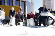Una veintena de ganaderos de la provincia de León derraman leche ante la Delegación Territorial de la Junta en la capital leonesa para reclamar la recogida del producto en sus explotaciones y el pago de un precio digno por la producción-ICAL