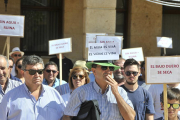 Representantes de  Geria, Pollos y  Tordesillas encabezan la manifestación en Almazán.-DANIEL RODRÍGUEZ