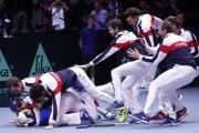 El equipo francés se abalanza sobre Lucas Pouille tras conseguir el punto definitivo sobre Steve Darcis en la final de la Copa Davis.-AP / CHRISTOPHE ENA