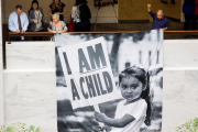 Participantes en una protesta para demandar a Trump la reunificación de las familias de inmigrantes separadas en la frontera, este jueves, en Washington. /-MICHAEL REYNOLDS (EFE)